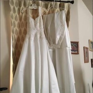 Size 4 never worn David Bridals Wedding dress with removable train.